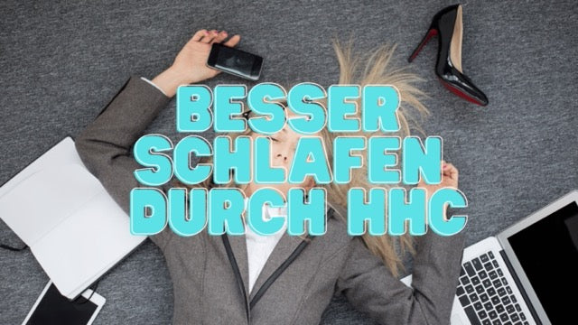 Eine Frau die mit ihren Kleidern auf dem Boden eingeschlafen ist. Es liegen die Arbeitsgeräte um sie herum und in der mitte ist eine  Überschrift "Besser Schlafen durch HHC"